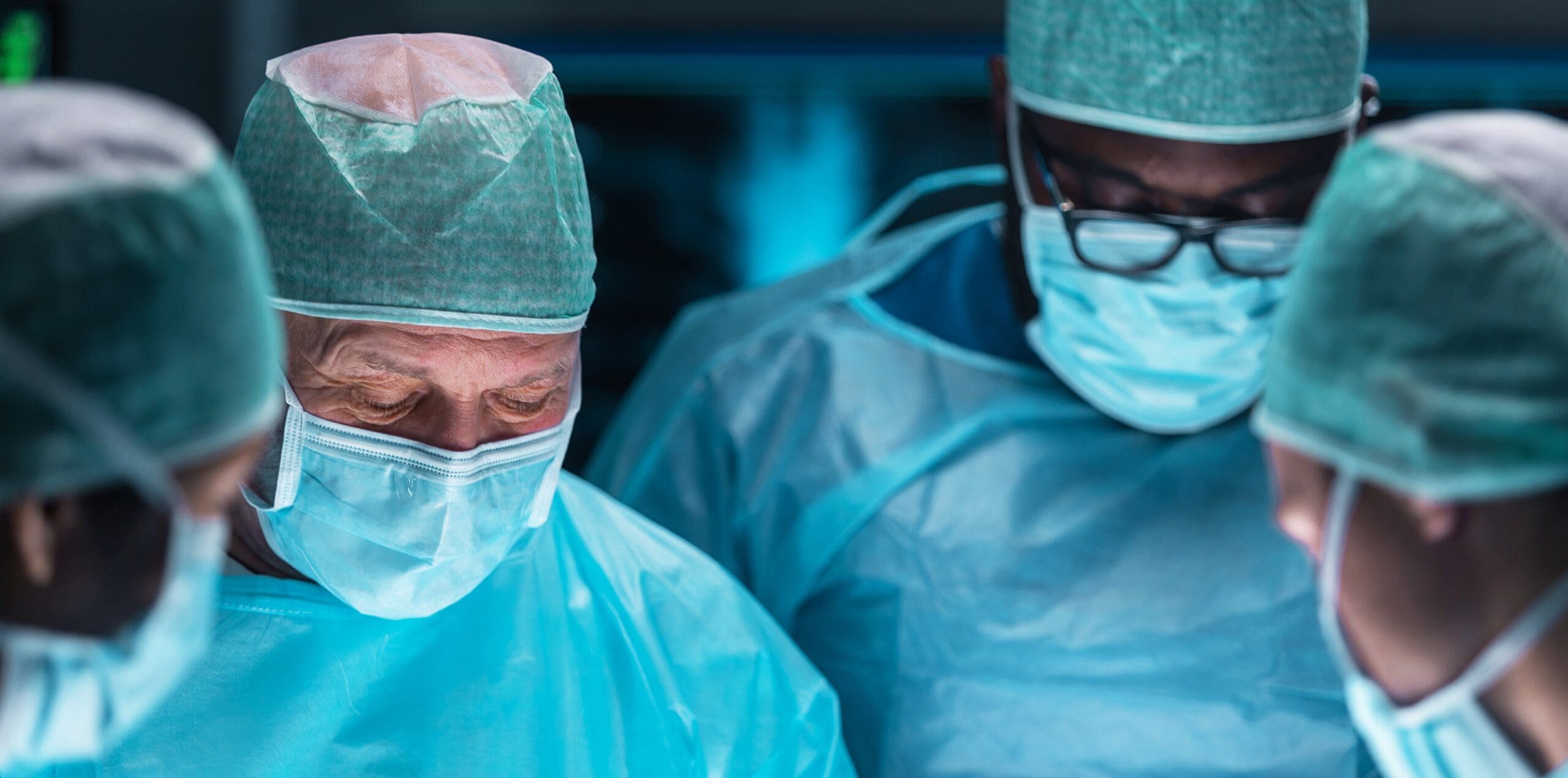teamofmedicaldoctorsperformssurgicaloperationinmodernoperating